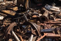 Primo piano di pezzi di ferro arrugginito nel cantiere di demolizione — Foto stock