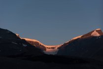 Заснеженная гора в солнечный день — стоковое фото