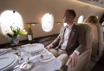 Вдумчивый бизнесмен путешествует на частном самолете — стоковое фото