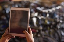Mechanikerin nutzt digitales Tablet in Werkstatt — Stockfoto