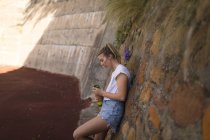 Donna stanca che beve acqua nel campo da tennis — Foto stock