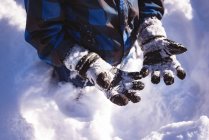 Середина хлопчика, який грає у снігу взимку — стокове фото