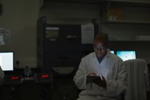 Científico usando tableta digital en laboratorio de ciencias - foto de stock