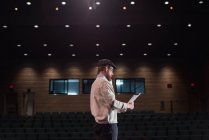 Ator masculino lendo roteiro no palco no teatro . — Fotografia de Stock