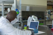 Ученый проверяет химический раствор в лаборатории — стоковое фото