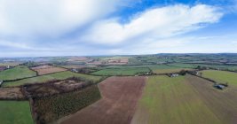 Vista aérea de las tierras agrícolas rurales en el campo del Condado de Cork, Irlanda - foto de stock