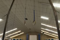 Vue intérieure de l'anneau de gymnastique à la salle de fitness — Photo de stock