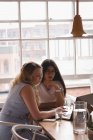 Жіночі керівники обговорюють ноутбук в офісі — стокове фото