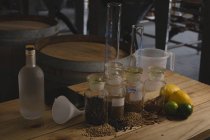 Limón y especias ingredientes en la mesa en la fábrica de ginebra - foto de stock