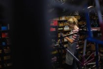 Junge Mechanikerin arbeitet in Werkstatt — Stockfoto