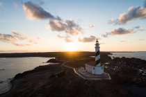 Вид маяка під час заходу сонця — стокове фото