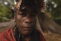 Porträt eines Massai-Mannes in traditioneller Kleidung — Stockfoto