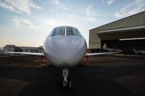 Приватний літак у терміналі на сонячному світлі — стокове фото