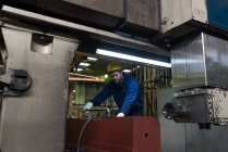 Técnico em trabalho de proteção desgaste corte de metal na indústria — Fotografia de Stock