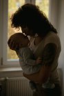 Матері цілуватися свою дитину вдома — стокове фото