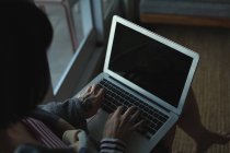 Nahaufnahme einer Frau mit Laptop zu Hause — Stockfoto