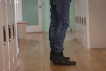 Чоловік-виконавчий стоїть на дерев'яній підлозі в творчому офісі — стокове фото