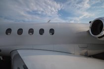 Jet privé avec une partie de l'aile et au terminal — Photo de stock