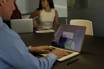 Бізнесмен використовує ноутбук у конференц-залі в офісі — стокове фото