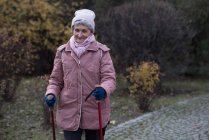 Donna anziana attiva camminando all'aperto — Foto stock