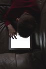 Ragazzo che utilizza tablet digitale in soggiorno a casa — Foto stock