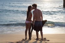 Романтическая пара целуется на песчаном пляже — стоковое фото