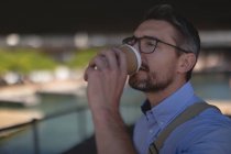 Крупный план человека в очках, пьющего кофе — стоковое фото