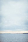 Море в солнечный день с голубым небом — стоковое фото