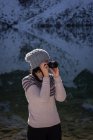 Caminhante feminina tirando foto com câmera digital ao lado do lago — Fotografia de Stock