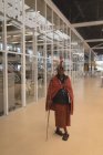 Ritratto di uomo maasai in abiti tradizionali in piedi con bastone al centro commerciale — Foto stock
