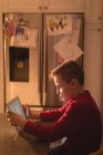 Мальчик с цифровым планшетом дома — стоковое фото