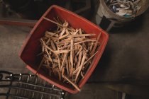 Korb mit Holzstäben in Werkstatt — Stockfoto