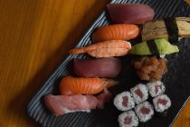 Close-up de vários sushi dispostos em uma bandeja — Fotografia de Stock