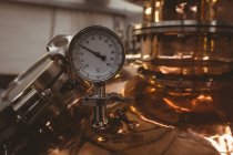 Medidor de pressão no tanque de armazenamento na fábrica de cervejaria — Fotografia de Stock