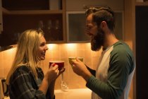 Пара пьет кофе дома на кухне — стоковое фото