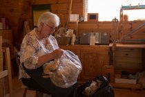 Sezione media di donna anziana che tiene il cotone in negozio — Foto stock