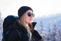 Bella donna con occhiali da sole guardando la vista durante l'inverno — Foto stock