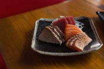 Close-up de sushi em uma bandeja na cozinha — Fotografia de Stock