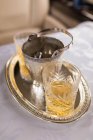 Gläser mit alkoholischen Getränken auf Metalltablett auf Tisch — Stockfoto