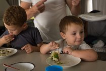 Padre e figlio che fanno colazione su un tavolo da pranzo a casa — Foto stock