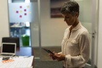 Reife Geschäftsfrau nutzt digitales Tablet im Büro — Stockfoto