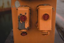 Machines rouges et jaunes au quai de chargement — Photo de stock