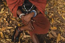 Низкая часть человека масаи в традиционной одежде — стоковое фото