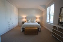 Интерьер современной спальни на дому — стоковое фото