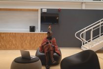 Масаї людина в традиційному одязі відпочиваючи на сидіння в торговий центр — стокове фото