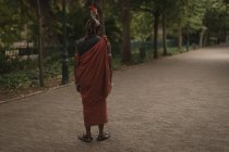 Vista posteriore dell'uomo Maasai in piedi sul sentiero nel parco — Foto stock