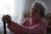 Ragionevole donna anziana sorridente a casa — Foto stock