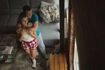 Coppia romantica che si abbraccia a casa — Foto stock
