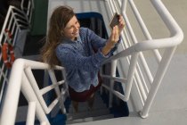 Mujer tomando selfie con teléfono móvil en crucero - foto de stock