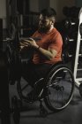 Behinderter stellt Langhantel in Turnhalle ein — Stockfoto